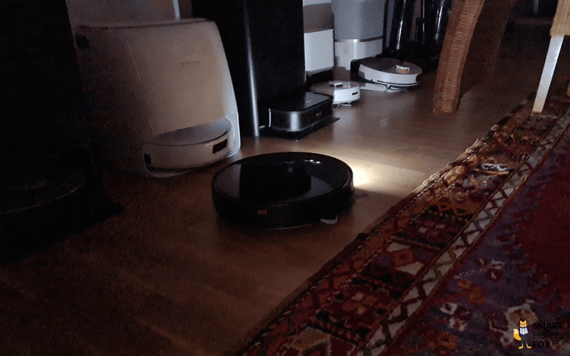 Das LED-Licht des Roborock S8 MaxV Ultra ist zu sehen.